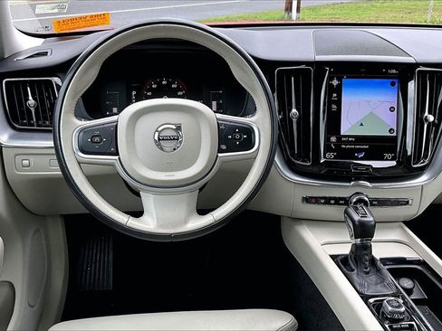 Used 2019 Volvo XC60 T5 Momentum w/ Premium Package image 5