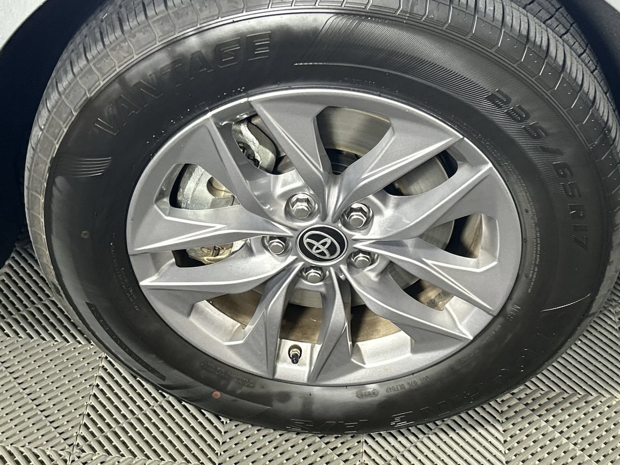 Used 2025 Toyota Sienna XLE FWD image 10