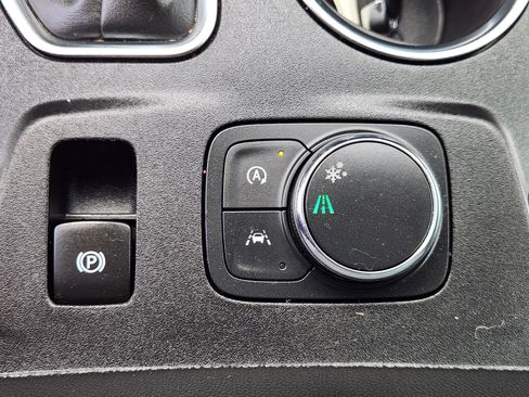 Used 2023 Chevrolet Traverse LT FWD image 24