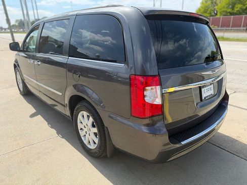 Used 2016 Chrysler Town & Country Touring w/ Driver Convenience Group FWD image 7