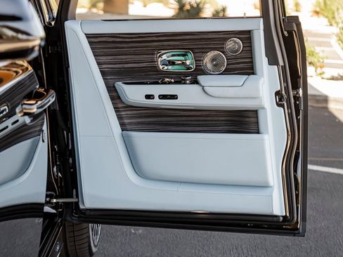 Used 2023 Rolls-Royce Phantom Sedan w/ The Phantom Package RWD image 10