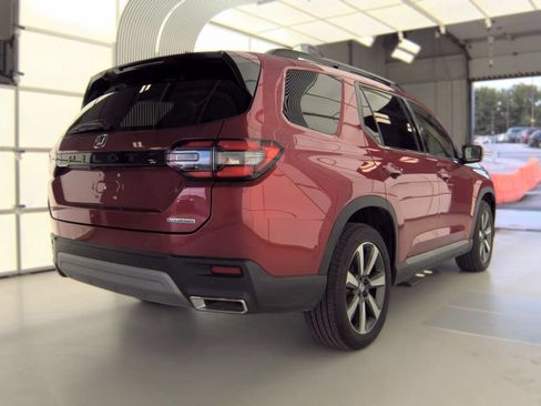 Used 2025 Honda Pilot Touring image 3