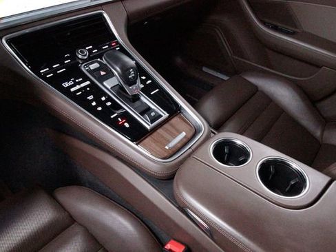 Used 2017 Porsche Panamera 4 image 8