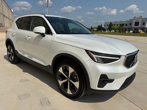 Used 2023 Volvo XC40 B5 Plus w/ Driver Assist Package AWD/4WD image 3