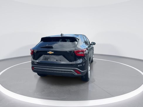 Used 2025 Chevrolet Trax LS w/ LS Convenience Package image 8