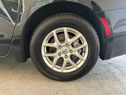 Used 2024 Chrysler Pacifica Touring-L FWD image 15