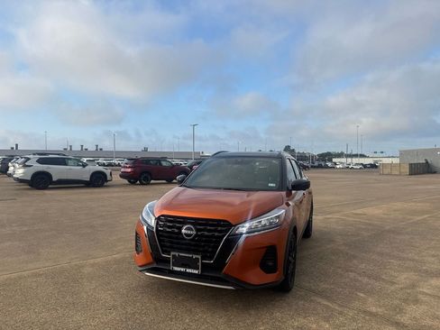 Used 2023 Nissan Kicks SR w/ SR Premium Package FWD image 6