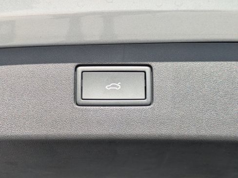 Certified 2025 Volkswagen Tiguan SE FWD image 13