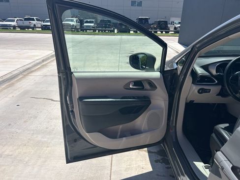 Used 2022 Chrysler Pacifica Touring-L image 6