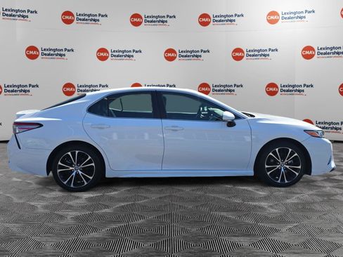 Used 2018 Toyota Camry SE w/ Moonroof Package FWD image 8