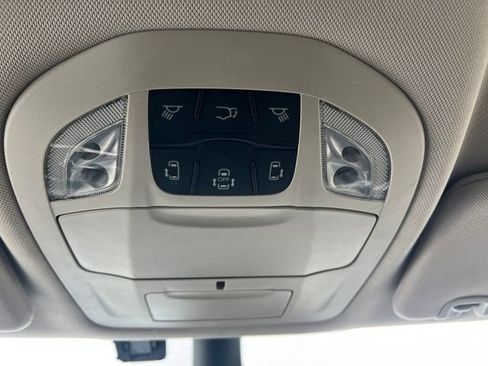 Used 2024 Chrysler Pacifica Touring-L image 31