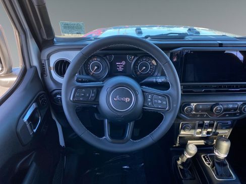 Used 2025 Jeep Gladiator Sport image 12