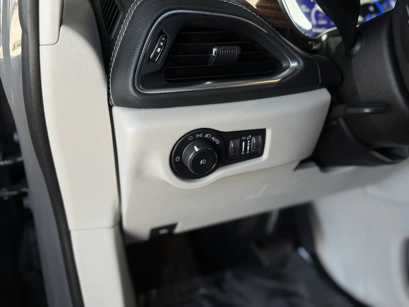 Used 2022 Chrysler Pacifica Limited FWD image 30