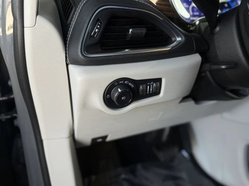 Used 2022 Chrysler Pacifica Limited FWD image 30
