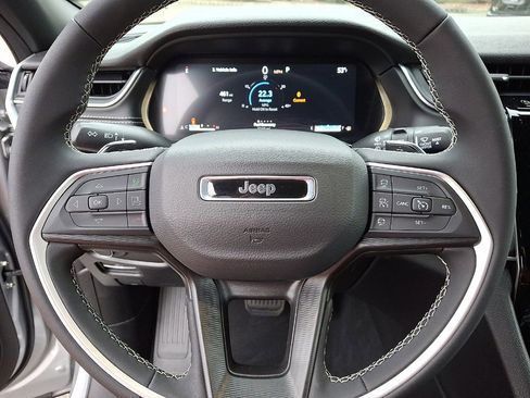 Certified 2025 Jeep Grand Cherokee L Laredo w/ MOPAR Finishing Package AWD/4WD image 16