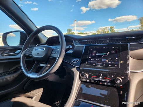 New 2025 Jeep Grand Cherokee Altitude image 2