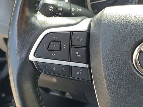 Used 2023 Toyota Highlander XLE image 22