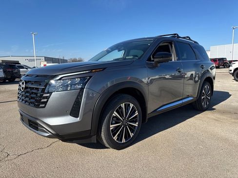 New 2026 Nissan Pathfinder Platinum image 2