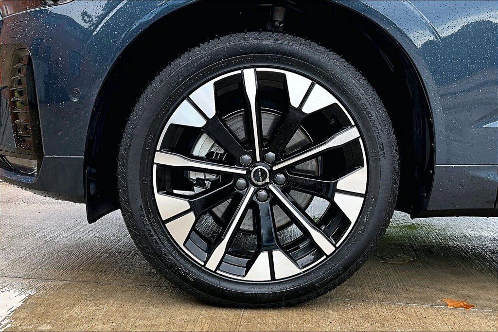 Certified 2026 Volvo XC60 B5 Plus AWD/4WD image 11
