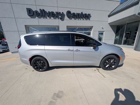 New 2026 Chrysler Pacifica Select w/ S Appearance Package image 4