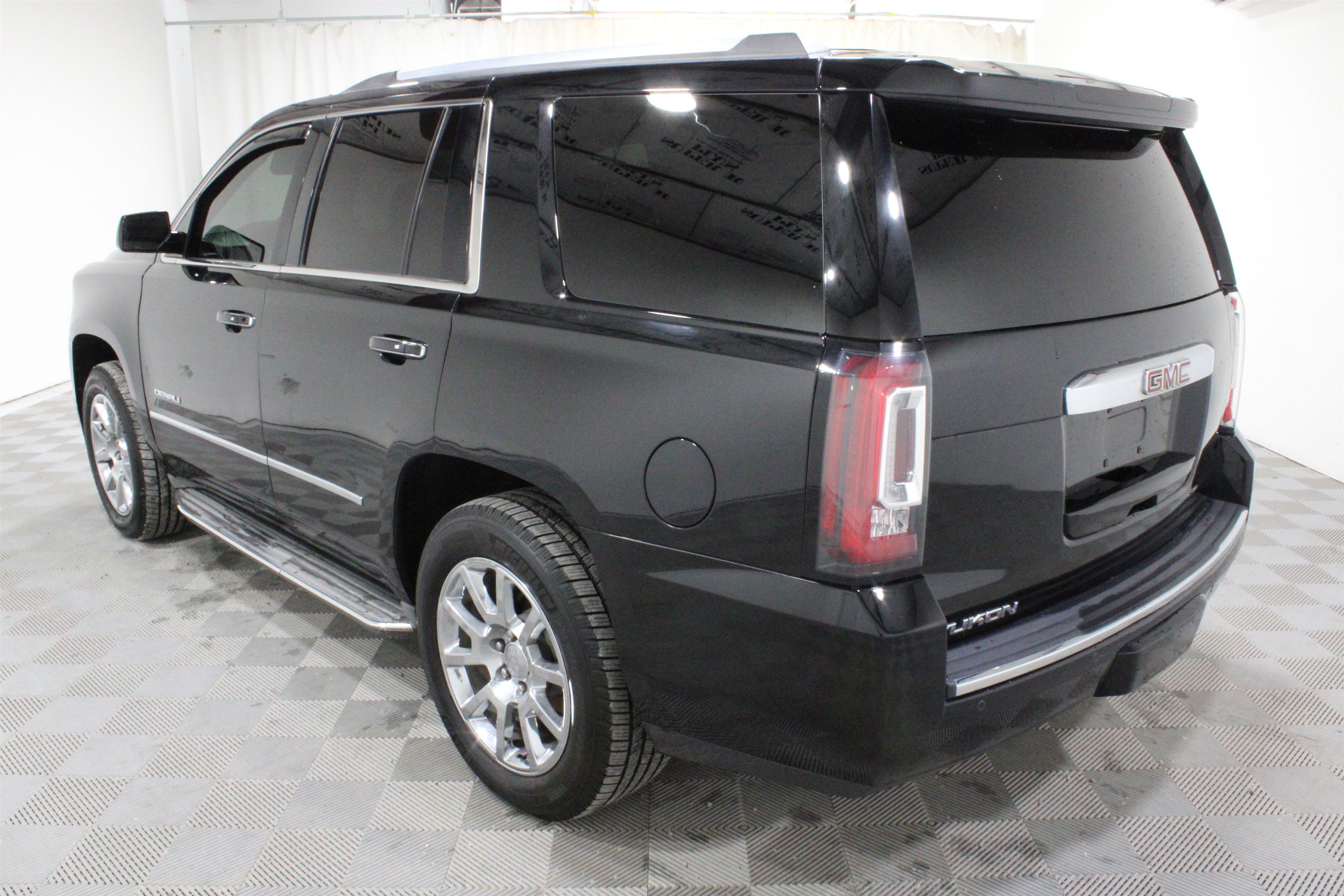 Used 2015 GMC Yukon Denali w/ Touring Package AWD/4WD image 5