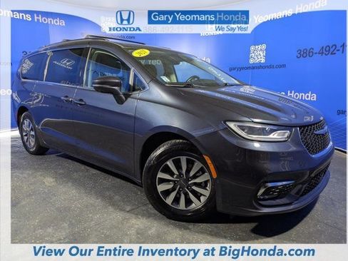 Used 2021 Chrysler Pacifica Touring-L image 2