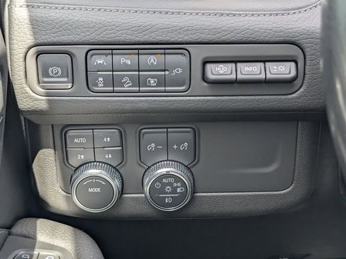 Used 2022 GMC Yukon XL Denali AWD/4WD image 30