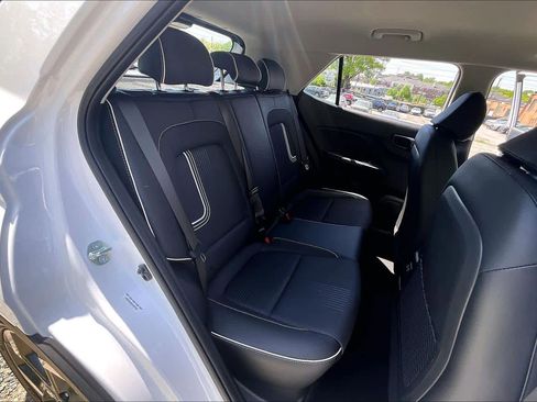 Used 2025 Hyundai Venue Limited FWD image 21