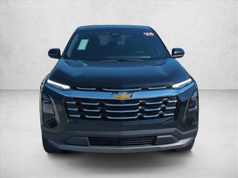 Used 2025 Chevrolet Equinox LT image 2