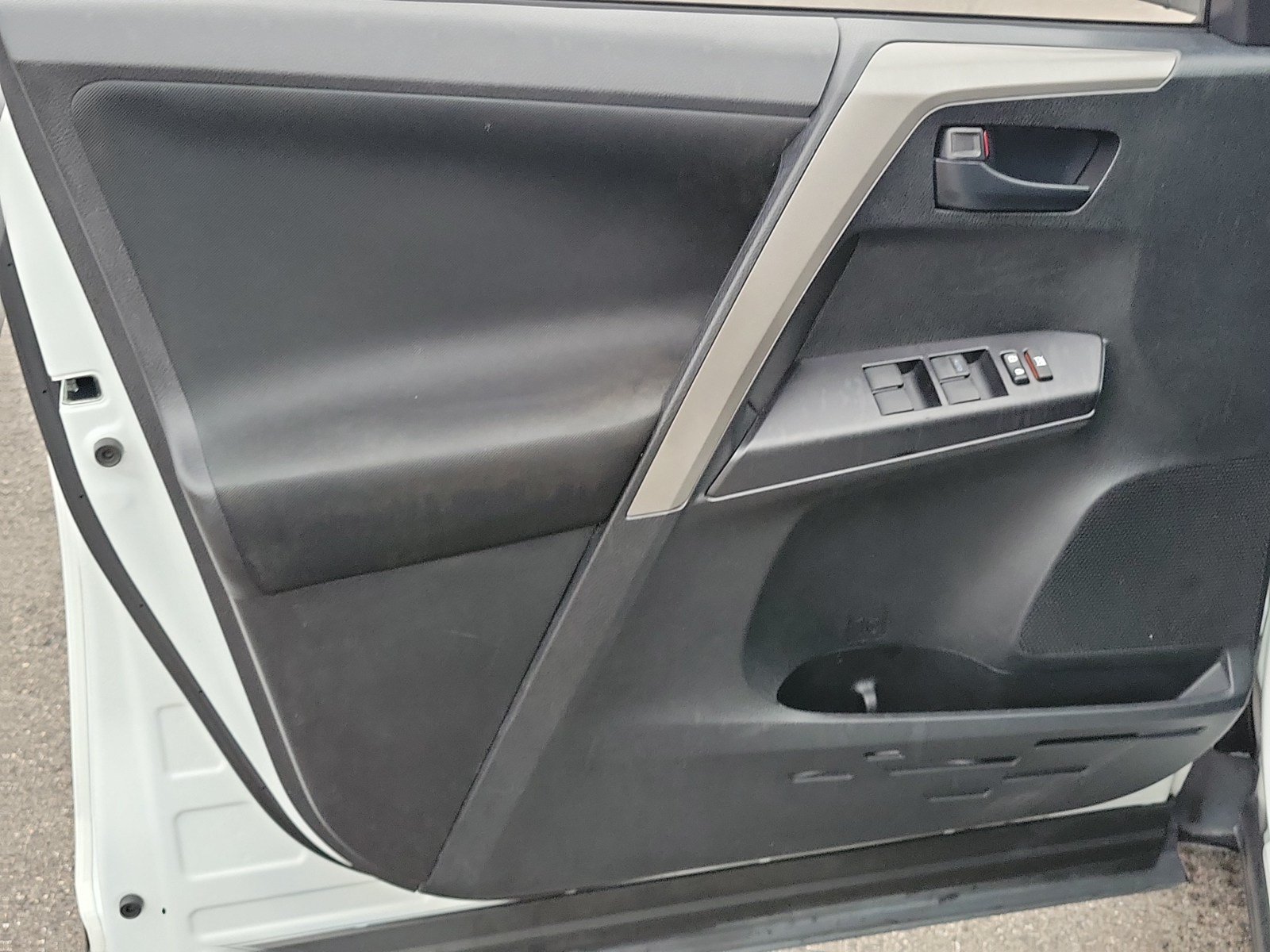 Used 2018 Toyota RAV4 LE FWD image 13
