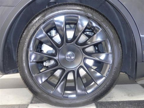 Used 2024 Tesla Model Y Long Range AWD/4WD image 31