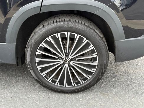 Used 2025 Volkswagen Taos SE image 9