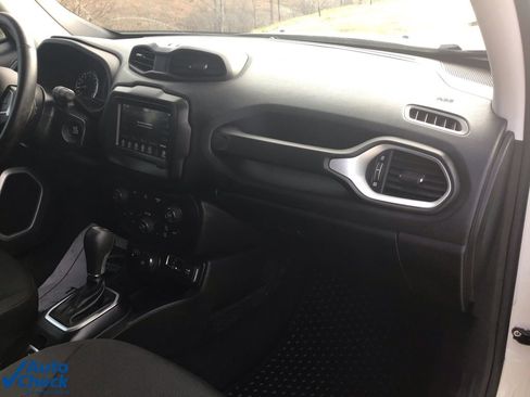 Used 2020 Jeep Renegade Latitude w/ Cold Weather Group image 26