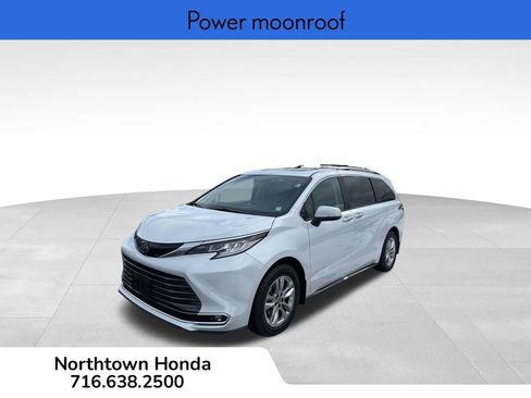 Used 2024 Toyota Sienna Limited image 9