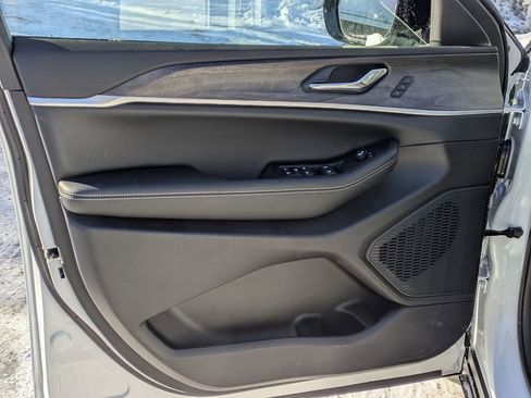 New 2025 Jeep Grand Cherokee L Limited image 10