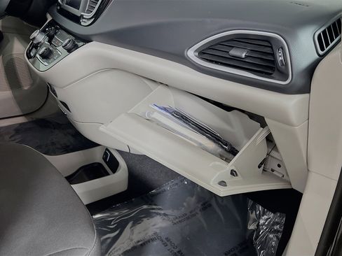 Used 2023 Chrysler Voyager LX image 35