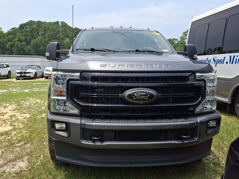 Used 2022 Ford F250 XLT w/ Black Appearance Package AWD/4WD image 2