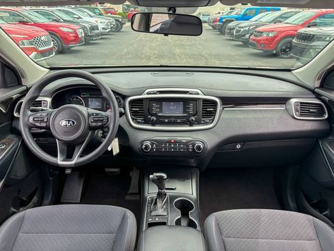 Used 2018 Kia Sorento LX AWD/4WD image 2