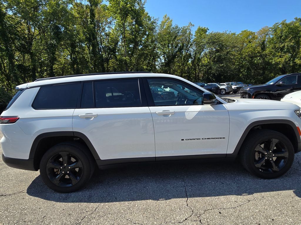 Used 2023 Jeep Grand Cherokee L Limited w/ Black Appearance Package AWD/4WD image 9