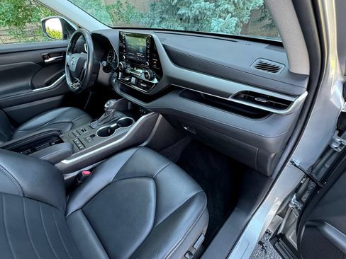 Used 2021 Toyota Highlander XLE AWD/4WD image 38