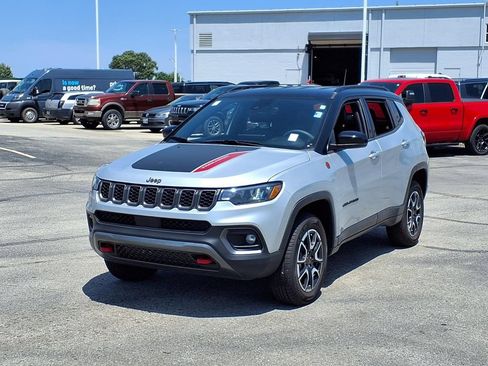 Used 2025 Jeep Compass Trailhawk AWD/4WD image 2