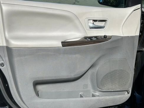 Used 2017 Toyota Sienna XLE image 14