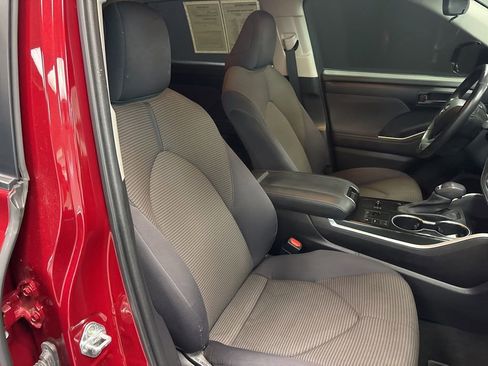 Used 2023 Toyota Highlander LE FWD image 13