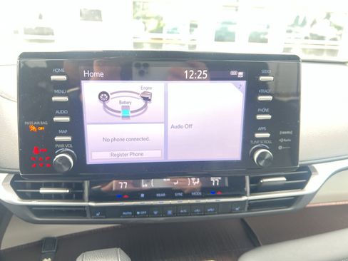 Used 2024 Toyota Sienna XLE image 6