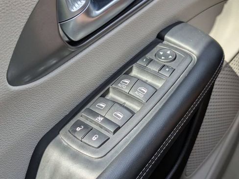 Used 2023 Chrysler Pacifica Touring-L FWD image 26