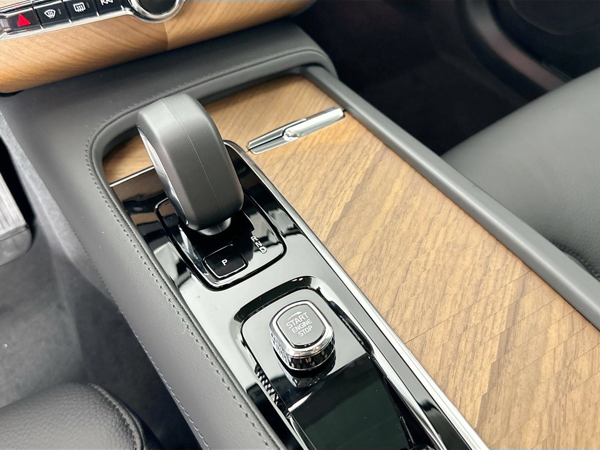 Certified 2025 Volvo XC90 T8 Plus w/ Protection Package Premier AWD/4WD image 9