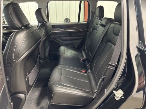 Used 2023 Jeep Grand Cherokee Limited w/ Black Appearance Package AWD/4WD image 16