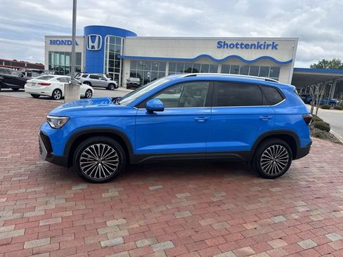 Used 2025 Volkswagen Taos SE FWD image 33