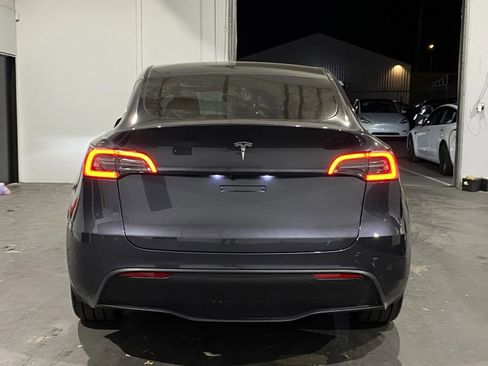 Used 2024 Tesla Model Y 2WD image 3