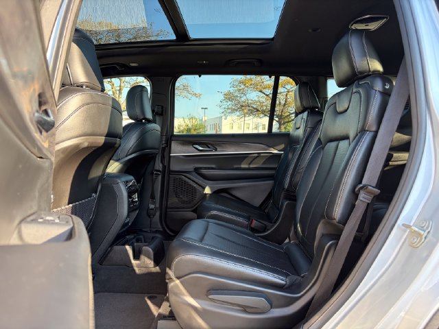 Used 2024 Jeep Grand Cherokee L Limited w/ Luxury Tech Group II AWD/4WD image 15
